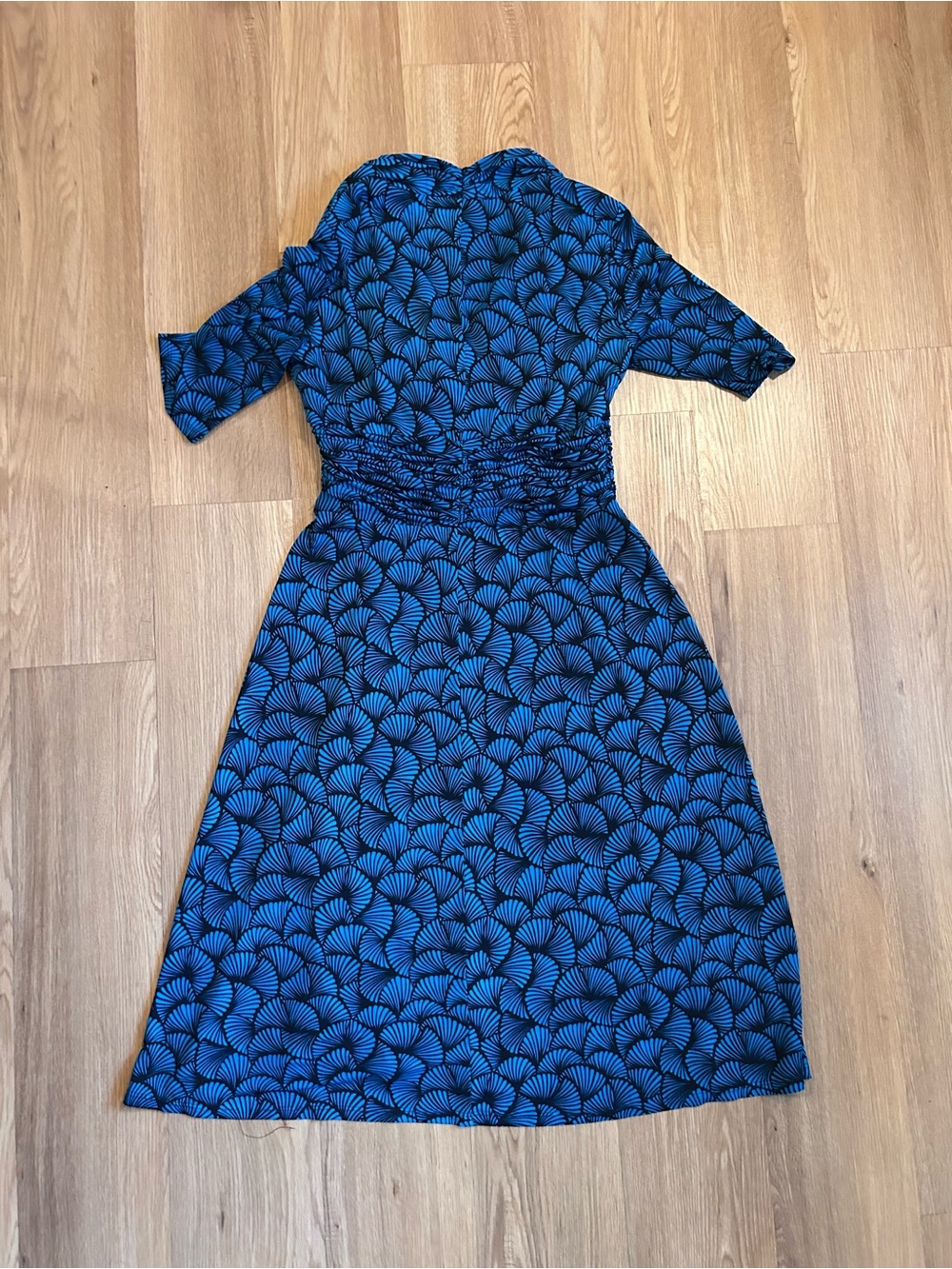Evan Picone Blue Fan-Print V-Neck Midi Dress - Picture 7 of 8